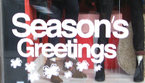 De tekst Season's Greetings in een etalage
