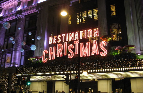 verlichte tekst Destination: Christmas in een Londense straat