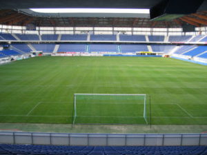 voetbalstadion grasmat en tribune