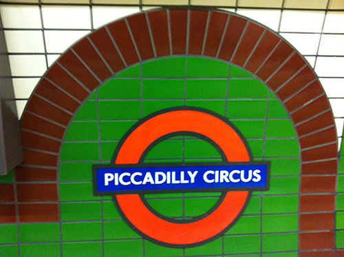 foto van een detail van een tegelmuur in de Londense metro waarop de woorden Piccadilly Circus staan 